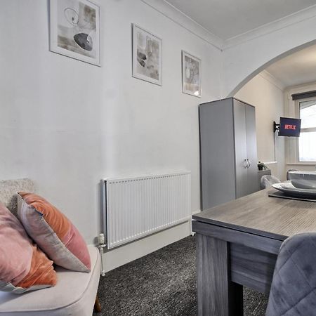 Beautiful Spacious Four Bedroom House With Parking For 2 Cars, 5 Minute Walk To Southend Station エクステリア 写真