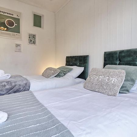 Beautiful Spacious Four Bedroom House With Parking For 2 Cars, 5 Minute Walk To Southend Station エクステリア 写真