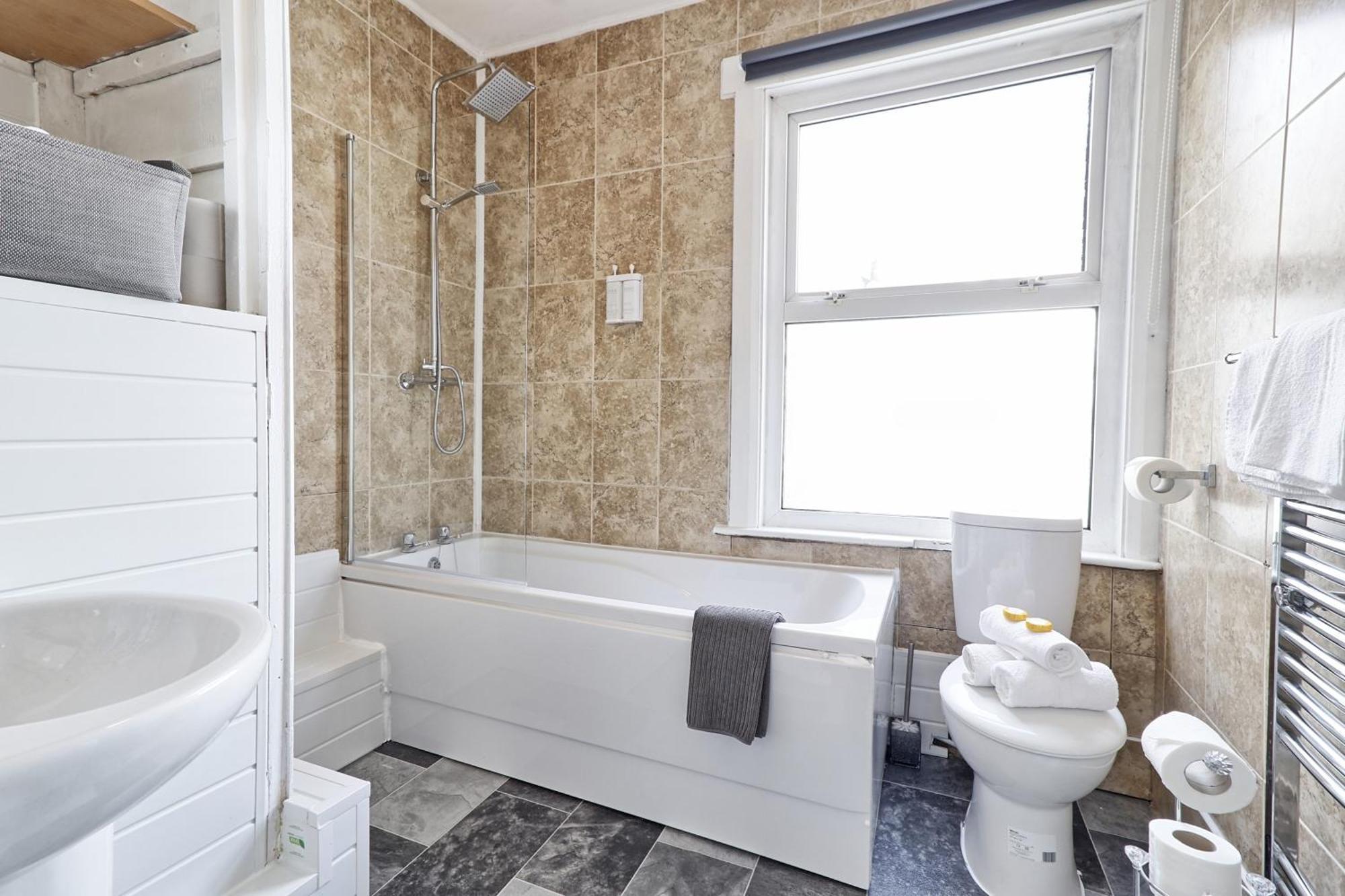 Beautiful Spacious Four Bedroom House With Parking For 2 Cars, 5 Minute Walk To Southend Station エクステリア 写真