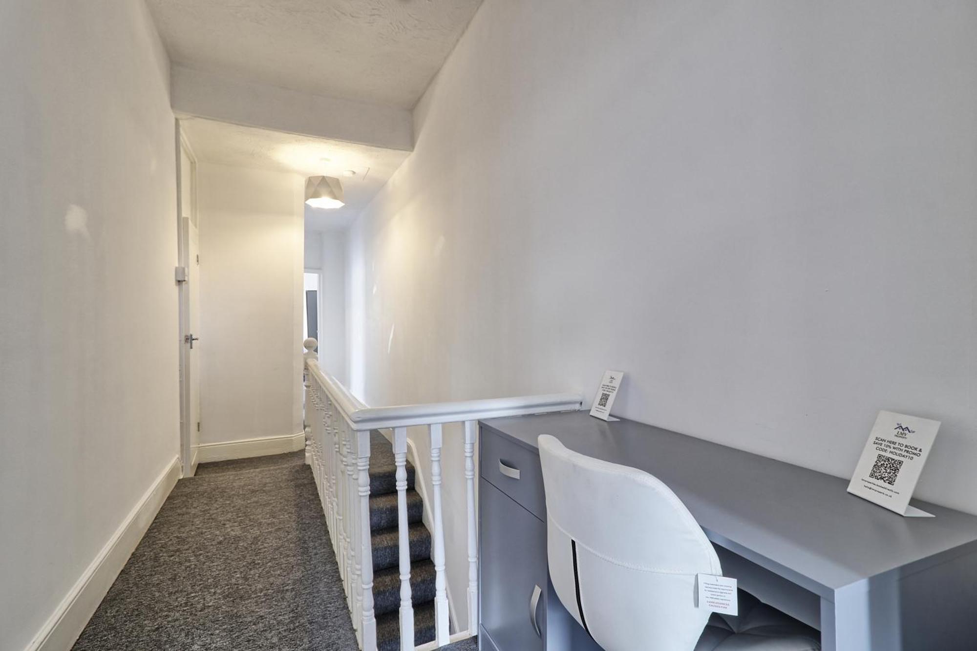 Beautiful Spacious Four Bedroom House With Parking For 2 Cars, 5 Minute Walk To Southend Station エクステリア 写真