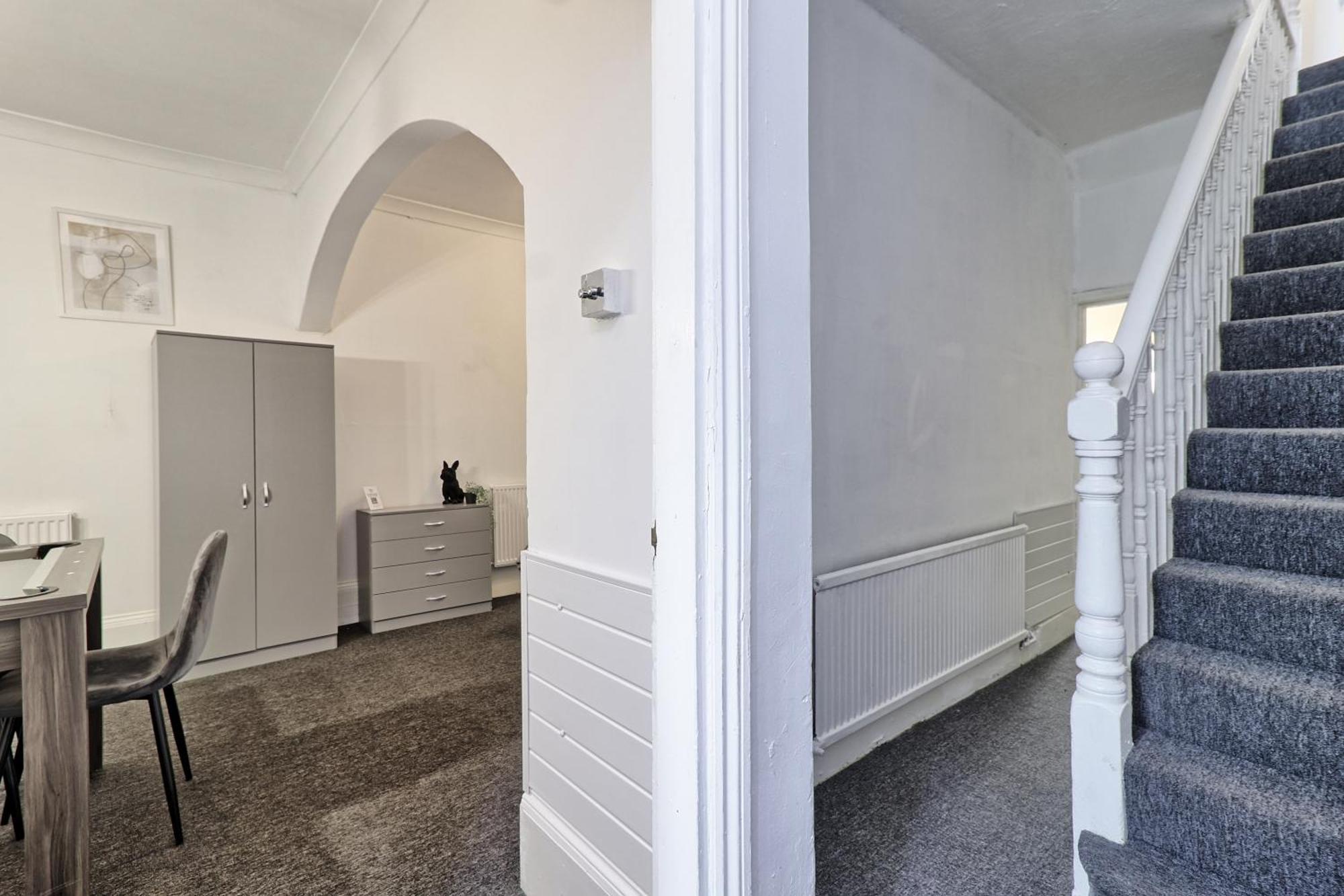 Beautiful Spacious Four Bedroom House With Parking For 2 Cars, 5 Minute Walk To Southend Station エクステリア 写真