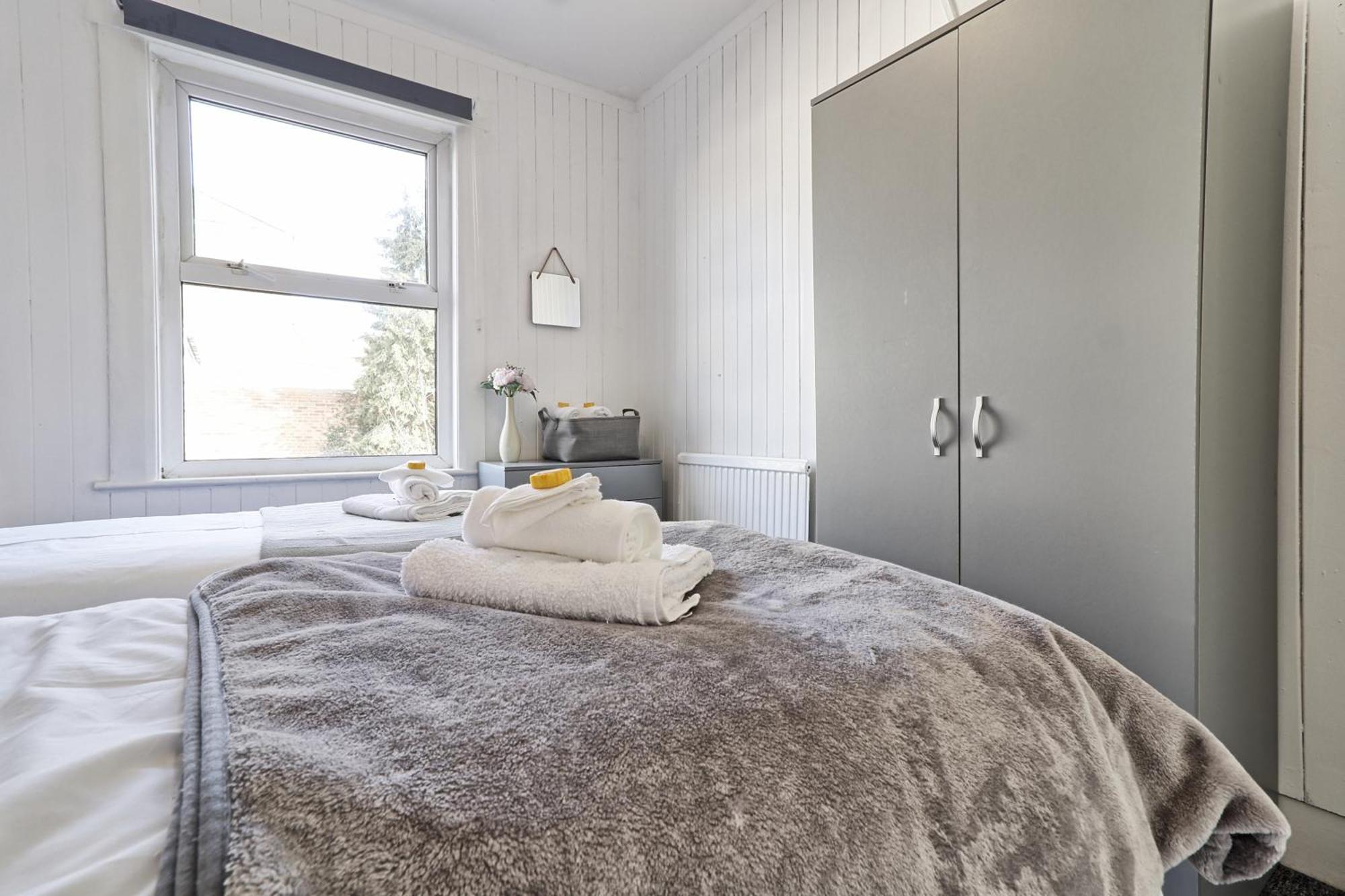 Beautiful Spacious Four Bedroom House With Parking For 2 Cars, 5 Minute Walk To Southend Station エクステリア 写真