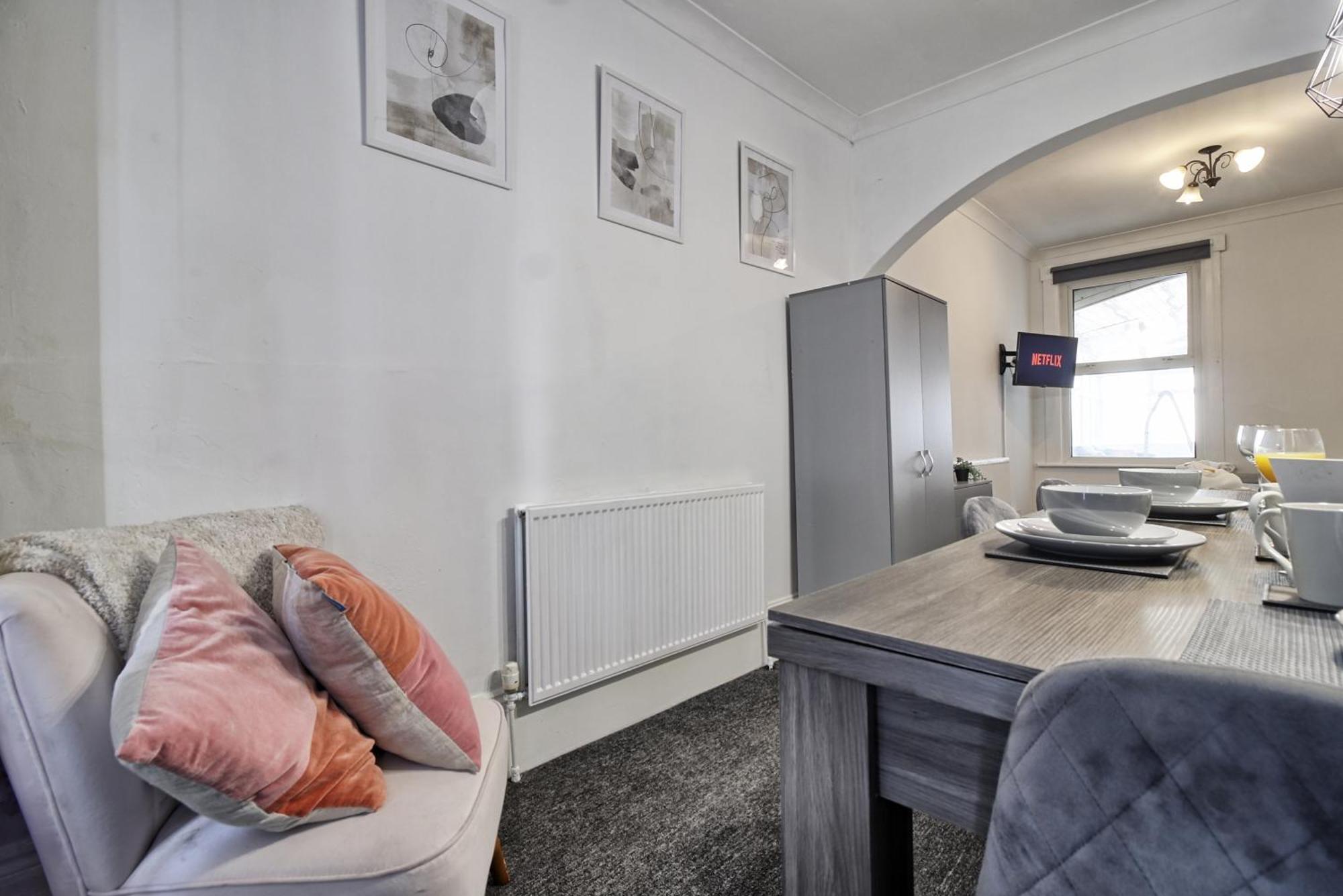 Beautiful Spacious Four Bedroom House With Parking For 2 Cars, 5 Minute Walk To Southend Station エクステリア 写真