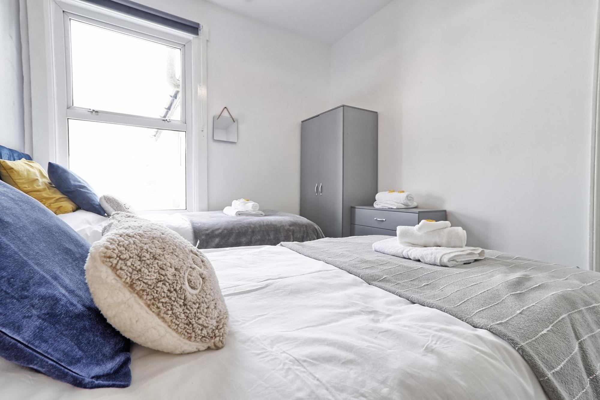Beautiful Spacious Four Bedroom House With Parking For 2 Cars, 5 Minute Walk To Southend Station エクステリア 写真