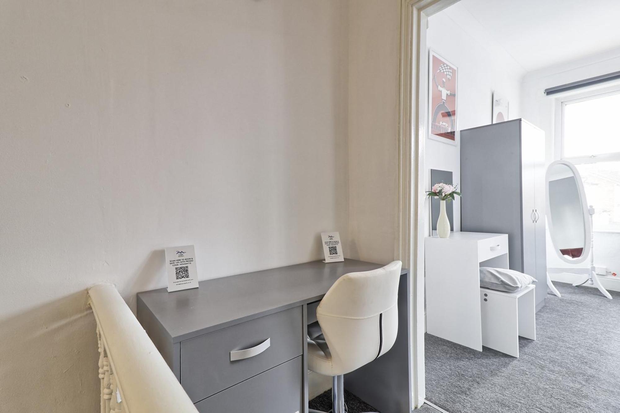 Beautiful Spacious Four Bedroom House With Parking For 2 Cars, 5 Minute Walk To Southend Station エクステリア 写真
