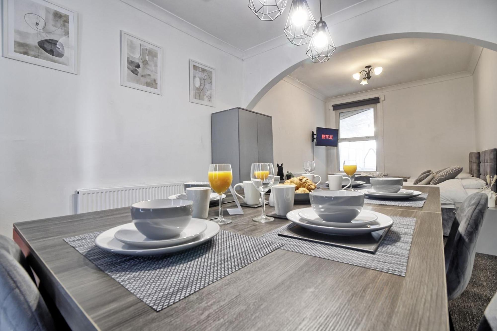 Beautiful Spacious Four Bedroom House With Parking For 2 Cars, 5 Minute Walk To Southend Station エクステリア 写真