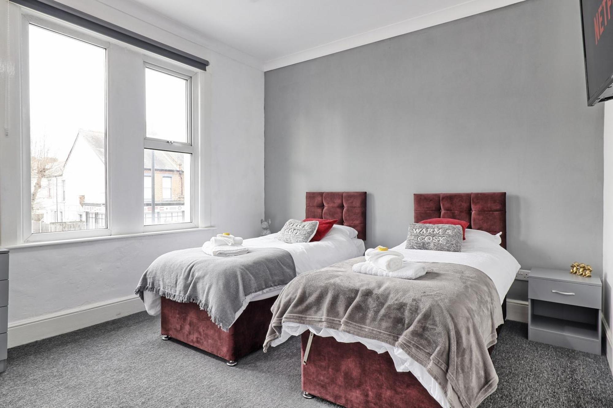 Beautiful Spacious Four Bedroom House With Parking For 2 Cars, 5 Minute Walk To Southend Station エクステリア 写真