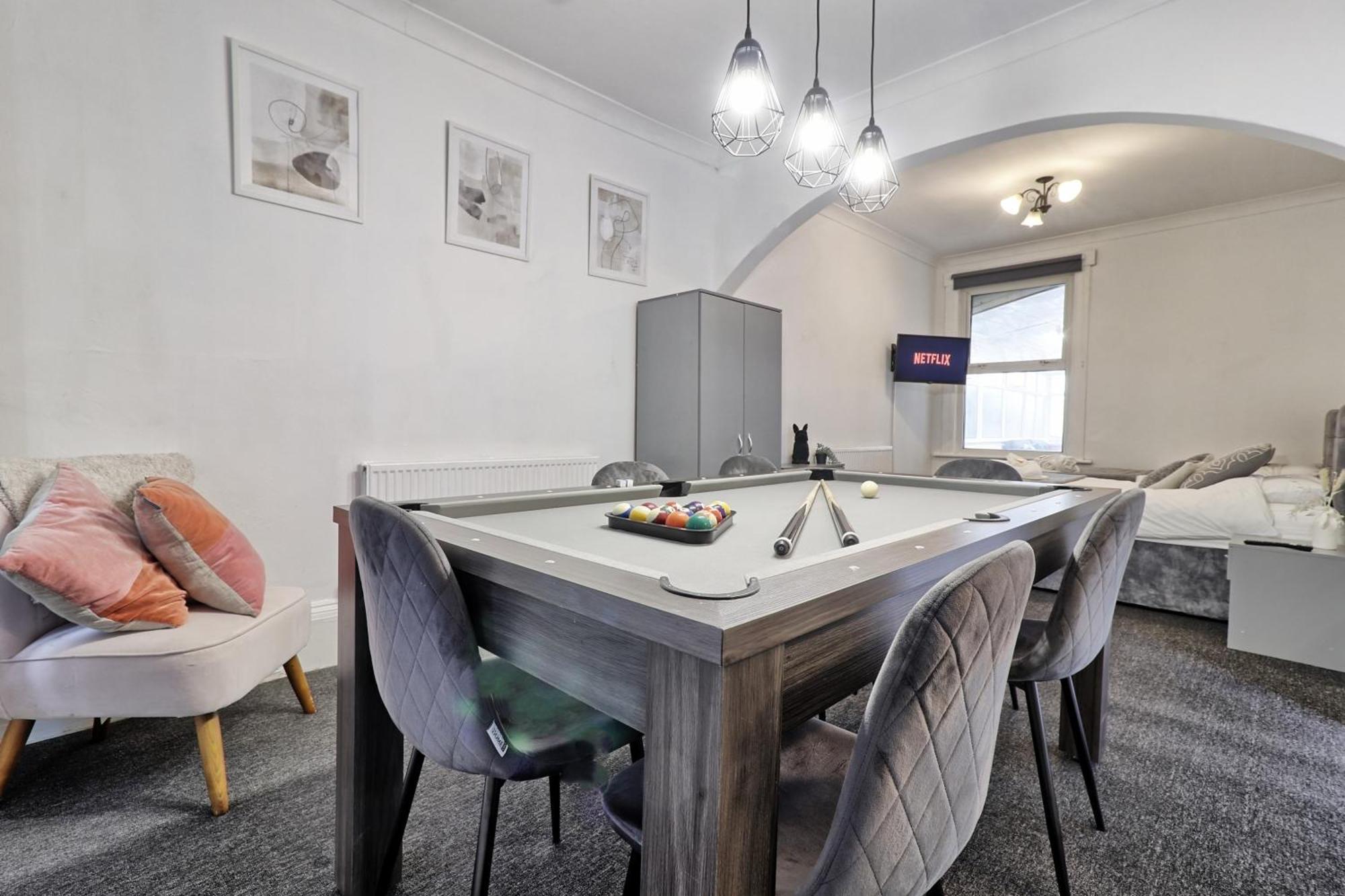 Beautiful Spacious Four Bedroom House With Parking For 2 Cars, 5 Minute Walk To Southend Station エクステリア 写真