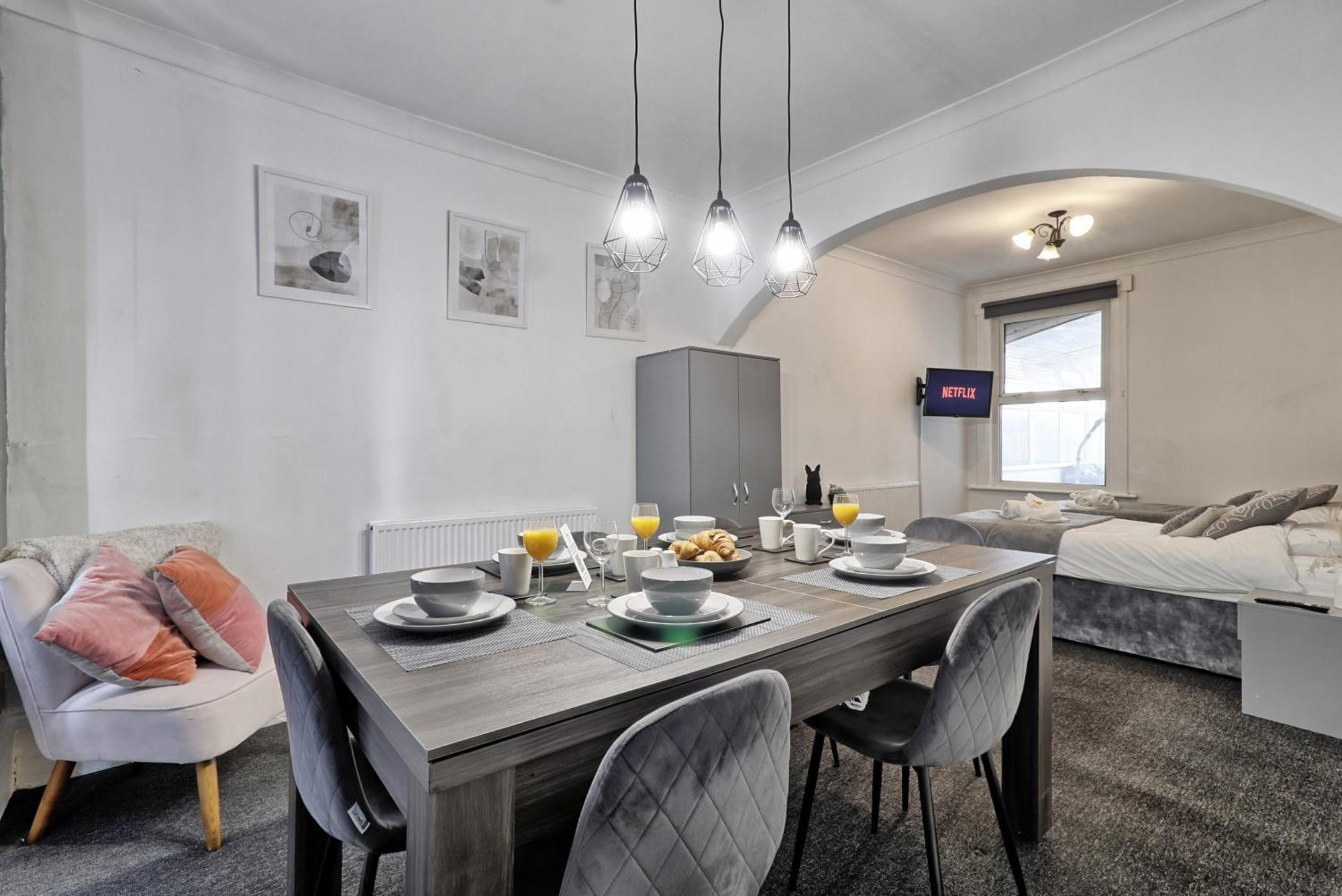 Beautiful Spacious Four Bedroom House With Parking For 2 Cars, 5 Minute Walk To Southend Station エクステリア 写真