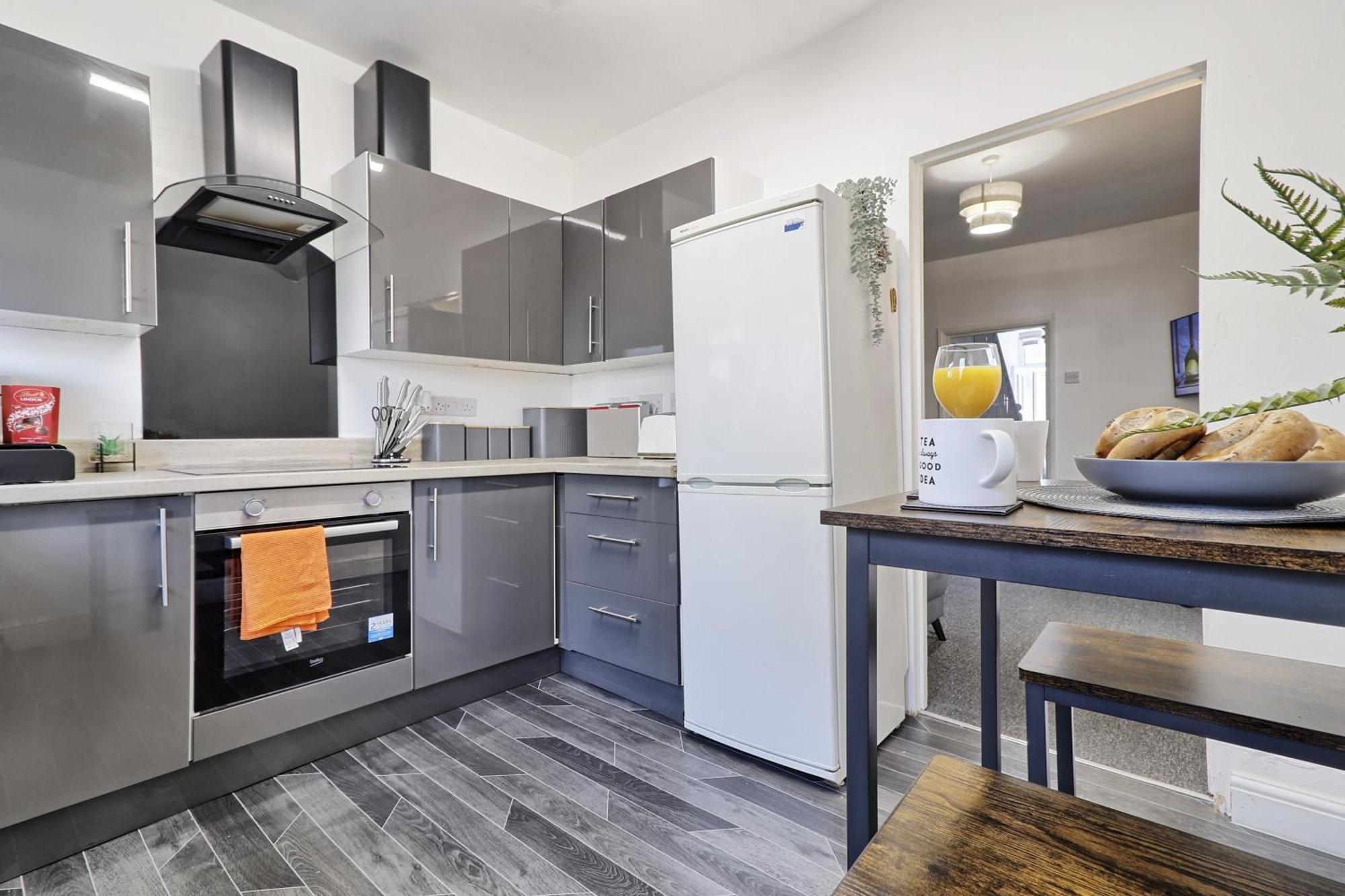 Beautiful Spacious Four Bedroom House With Parking For 2 Cars, 5 Minute Walk To Southend Station エクステリア 写真