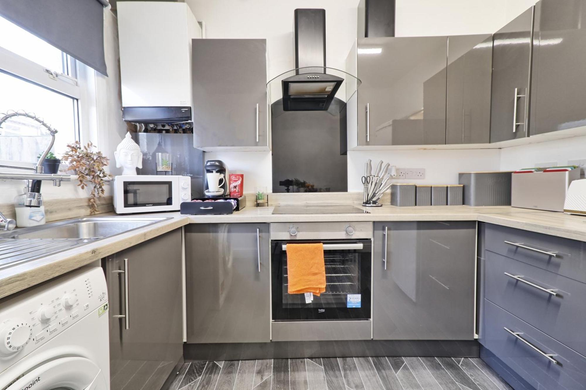 Beautiful Spacious Four Bedroom House With Parking For 2 Cars, 5 Minute Walk To Southend Station エクステリア 写真