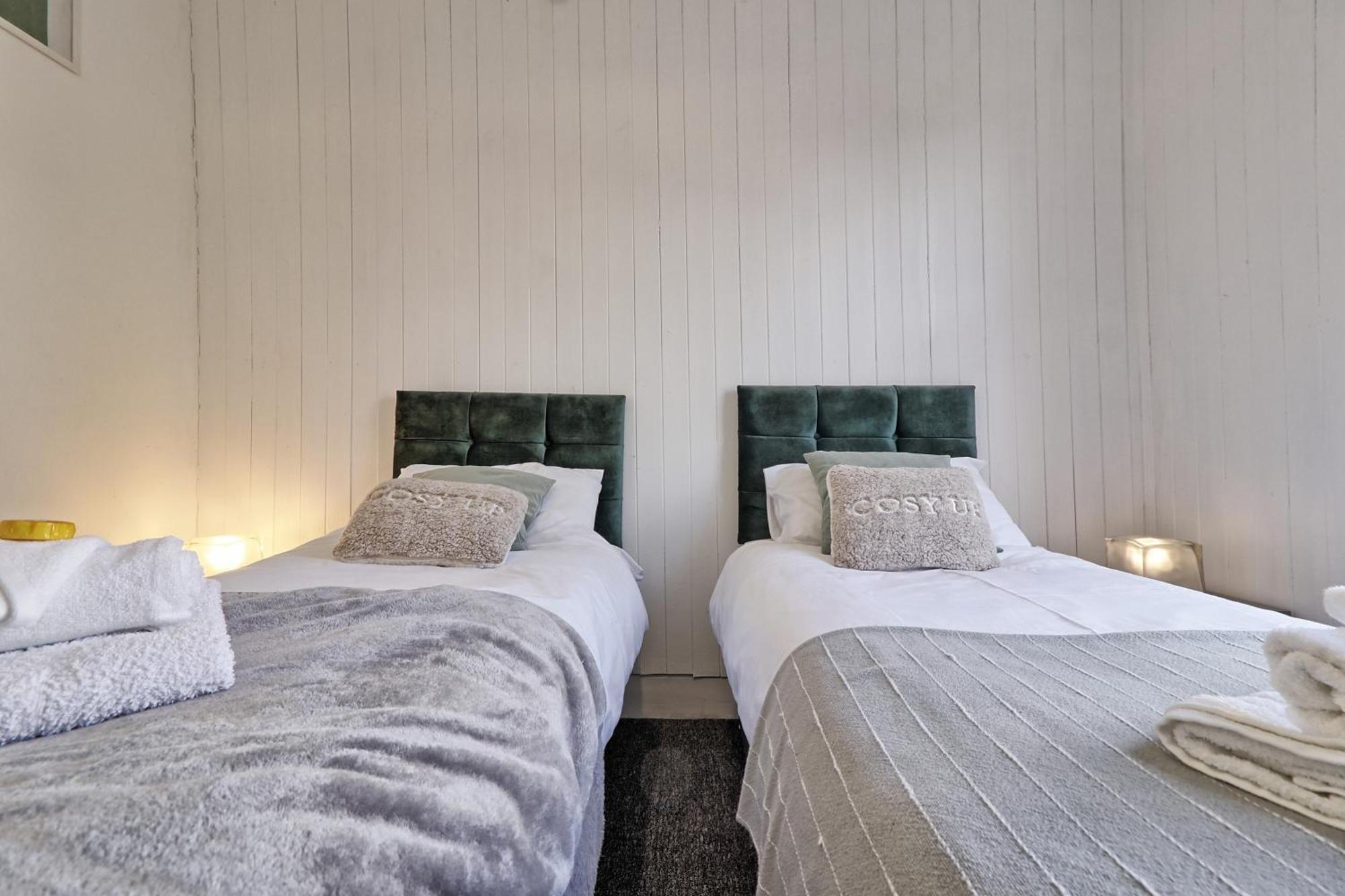Beautiful Spacious Four Bedroom House With Parking For 2 Cars, 5 Minute Walk To Southend Station エクステリア 写真