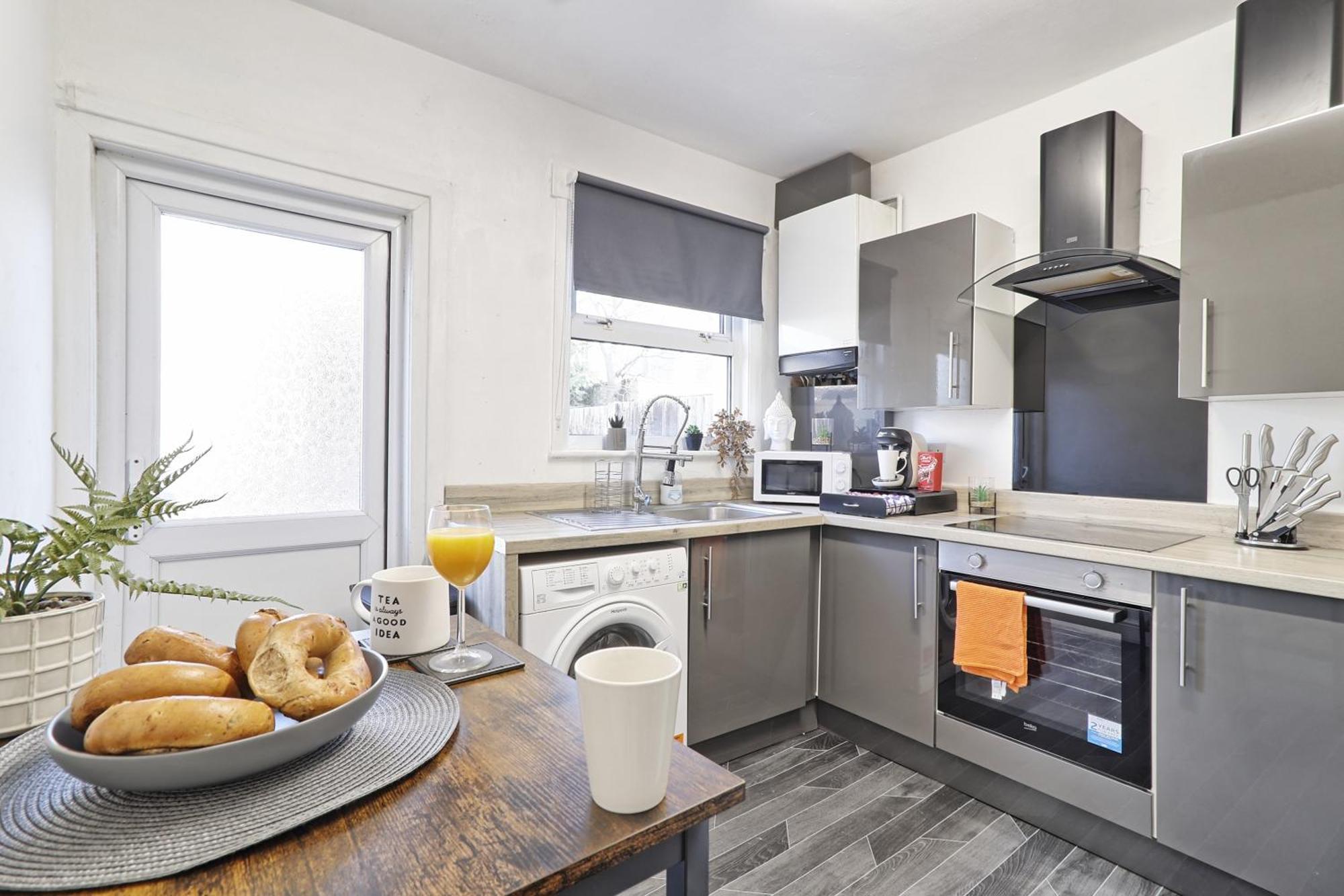 Beautiful Spacious Four Bedroom House With Parking For 2 Cars, 5 Minute Walk To Southend Station エクステリア 写真