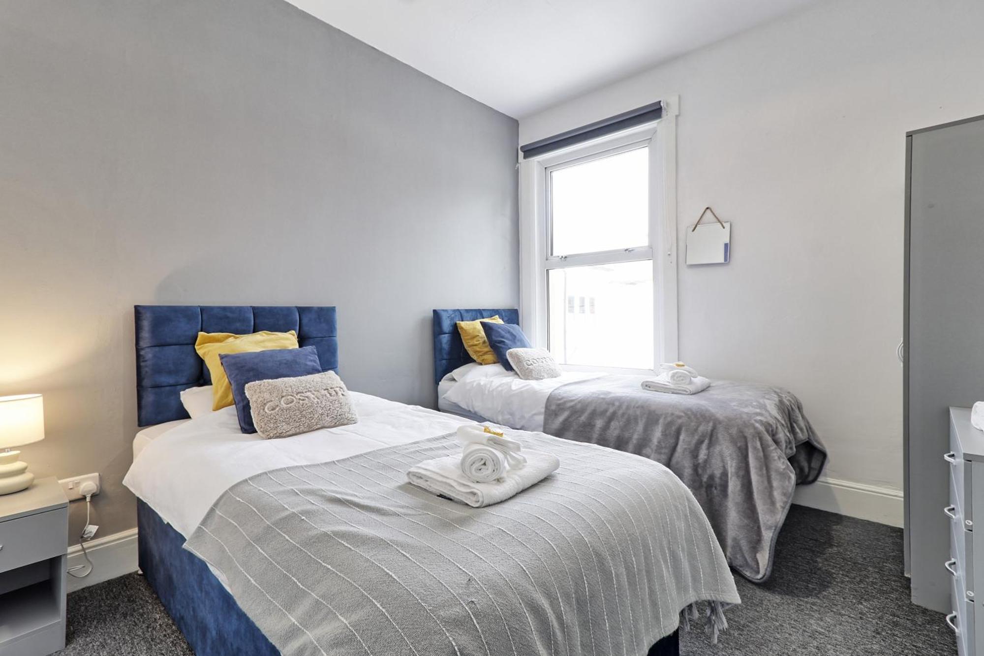 Beautiful Spacious Four Bedroom House With Parking For 2 Cars, 5 Minute Walk To Southend Station エクステリア 写真