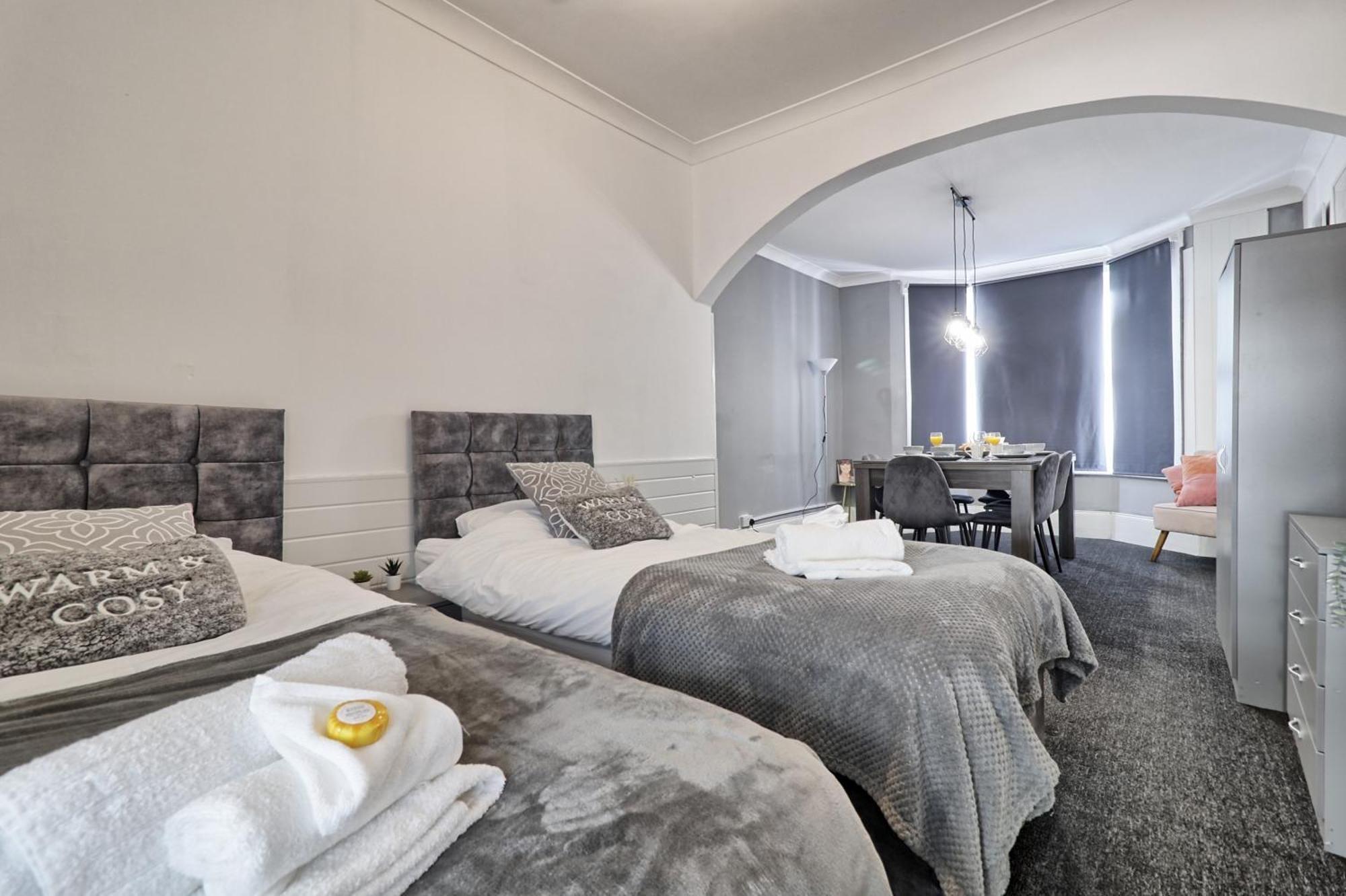 Beautiful Spacious Four Bedroom House With Parking For 2 Cars, 5 Minute Walk To Southend Station エクステリア 写真
