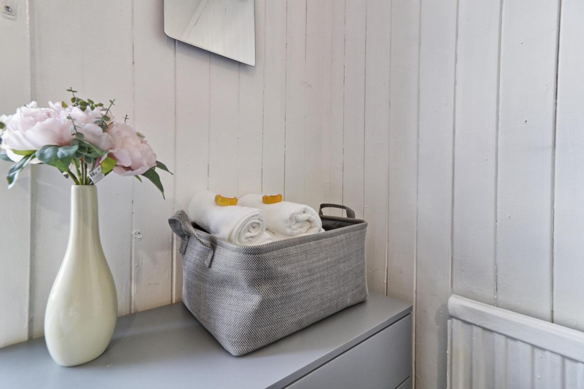 Beautiful Spacious Four Bedroom House With Parking For 2 Cars, 5 Minute Walk To Southend Station エクステリア 写真