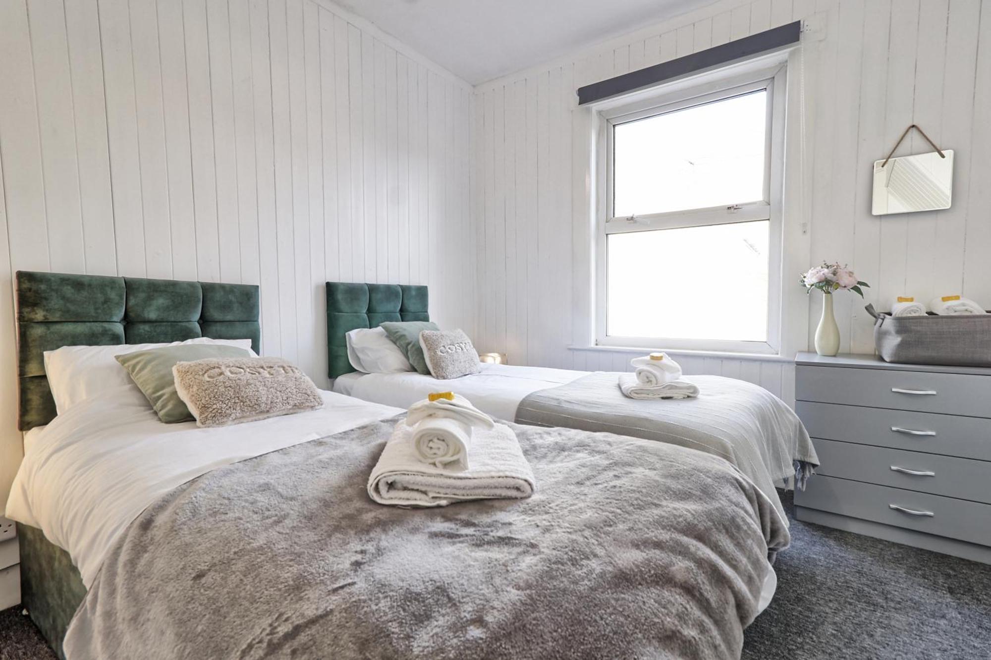 Beautiful Spacious Four Bedroom House With Parking For 2 Cars, 5 Minute Walk To Southend Station エクステリア 写真