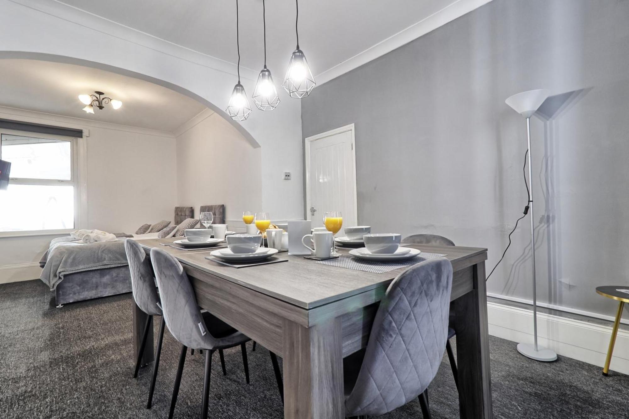 Beautiful Spacious Four Bedroom House With Parking For 2 Cars, 5 Minute Walk To Southend Station エクステリア 写真